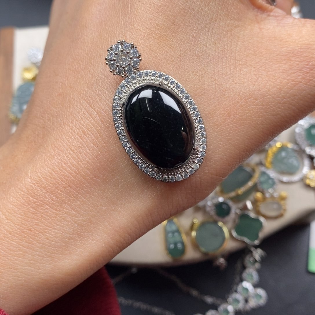 翡翠颈饰未镶嵌翡翠