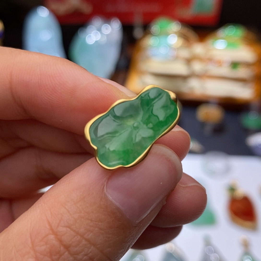 翡翠颈饰18K金镶嵌领夹袖扣