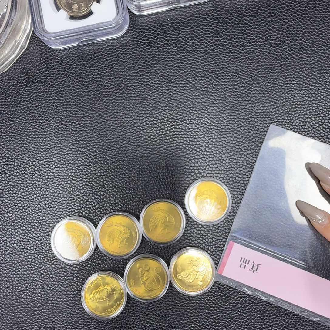 其他普通金属共7个生肖章，鸡4个，其他各1