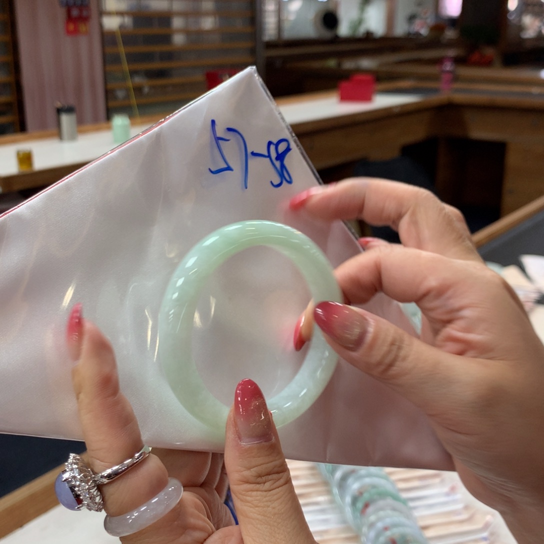 翡翠未镶嵌手镯48小时鉴赏