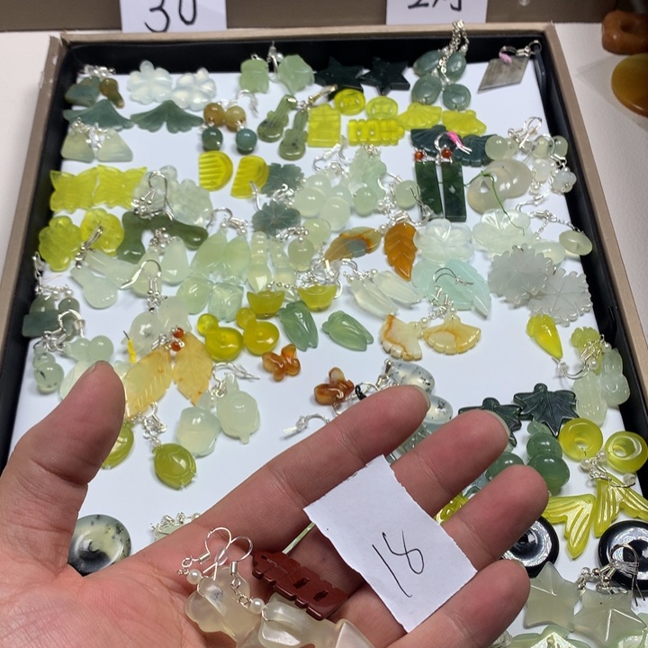 蛇纹石玉耳钉合金A****?