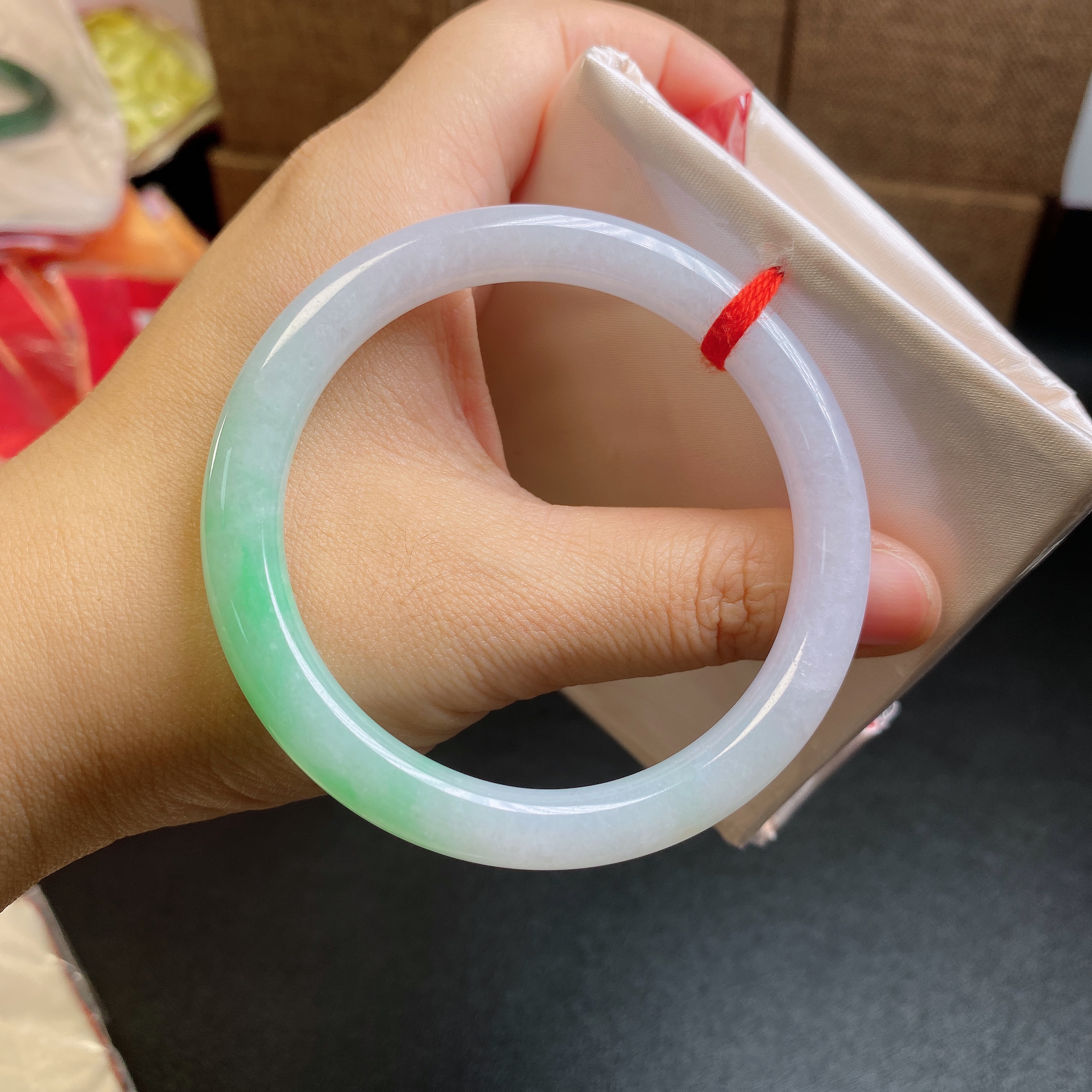 【楹月珠宝】缅甸A女士货冰阳绿色圆条手镯，完美翡翠a级女士货