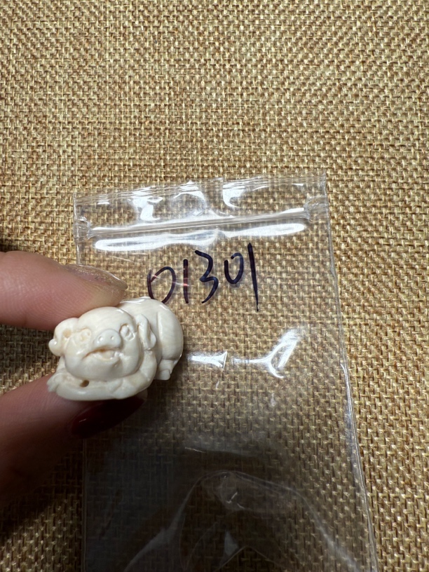 01301猛犸牙小猪雕刻配饰