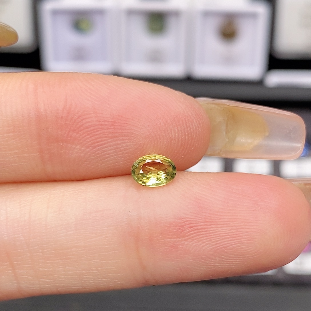 蓝宝石裸石未镶嵌底价出1469号0.51ct黄绿色椭圆火彩好