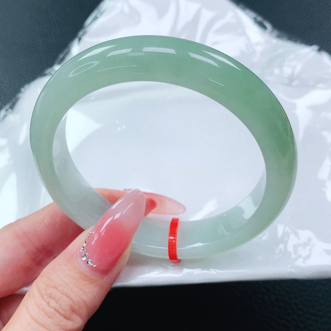 翡翠手镯未镶嵌54圈