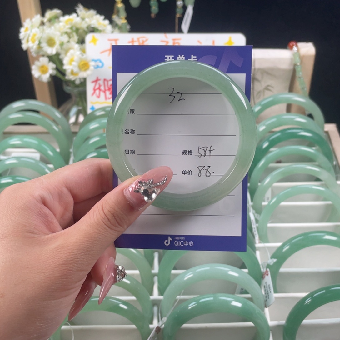 石英质玉手镯未镶嵌