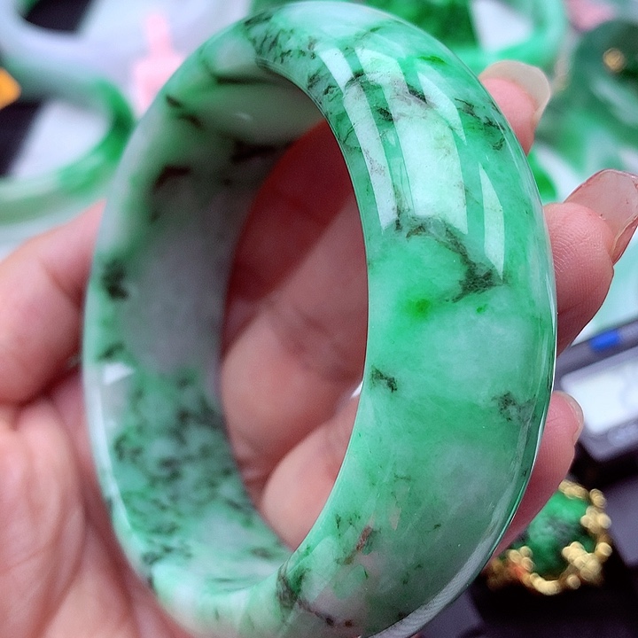 翡翠手镯未镶嵌翡翠