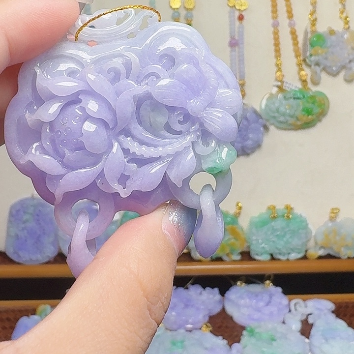 翡翠未镶嵌颈饰蜻蜓戏荷花