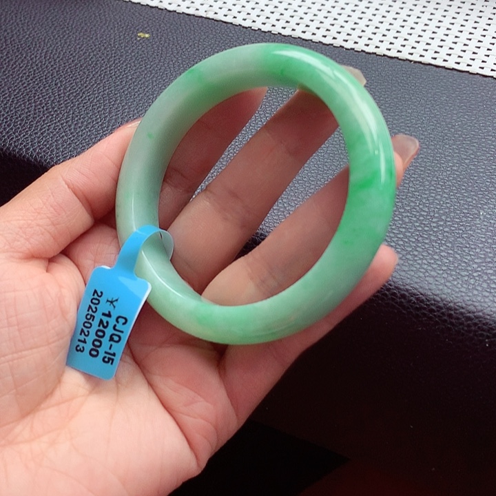 翡翠手镯未镶嵌翡翠