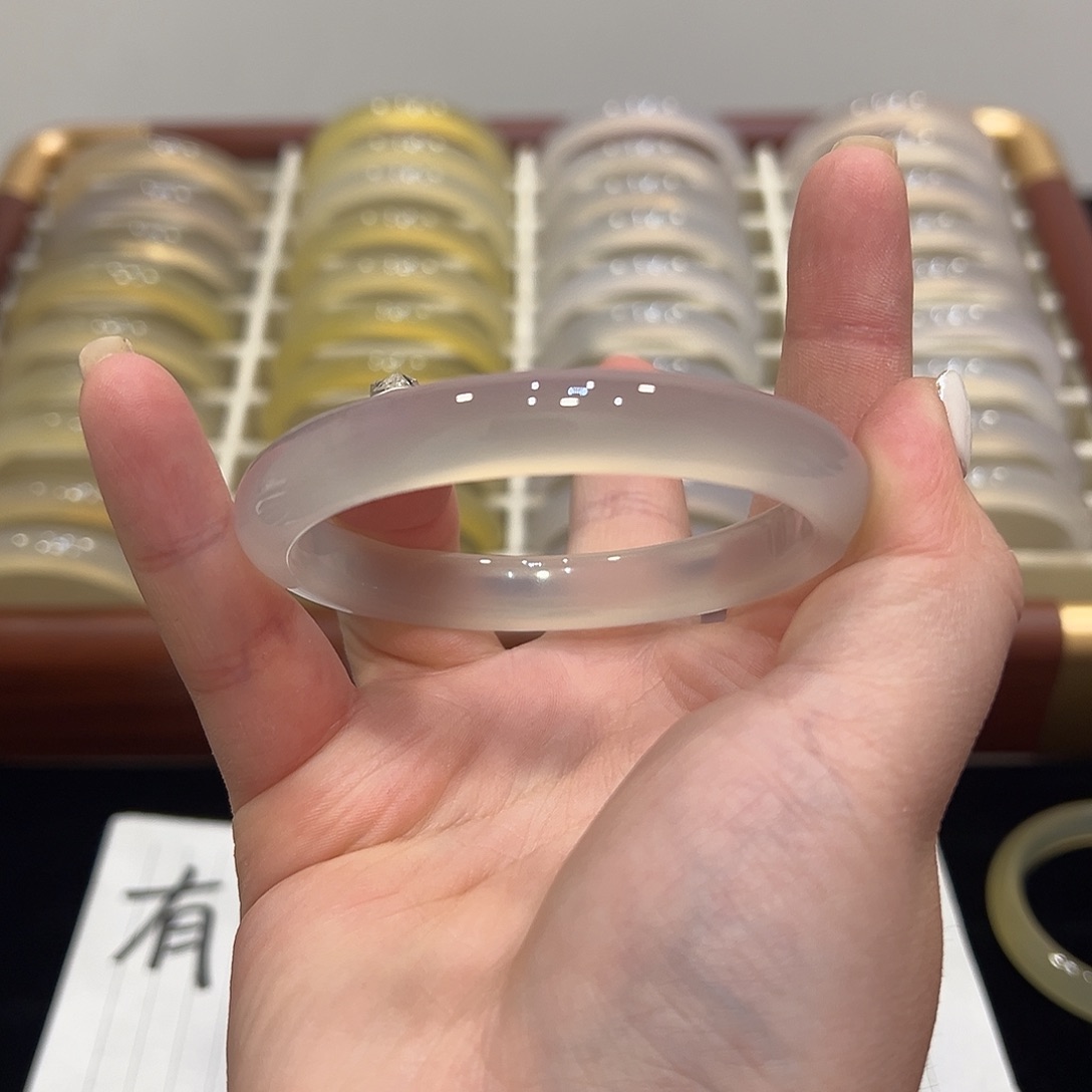 咚***g玛瑙/玉髓未镶嵌手镯