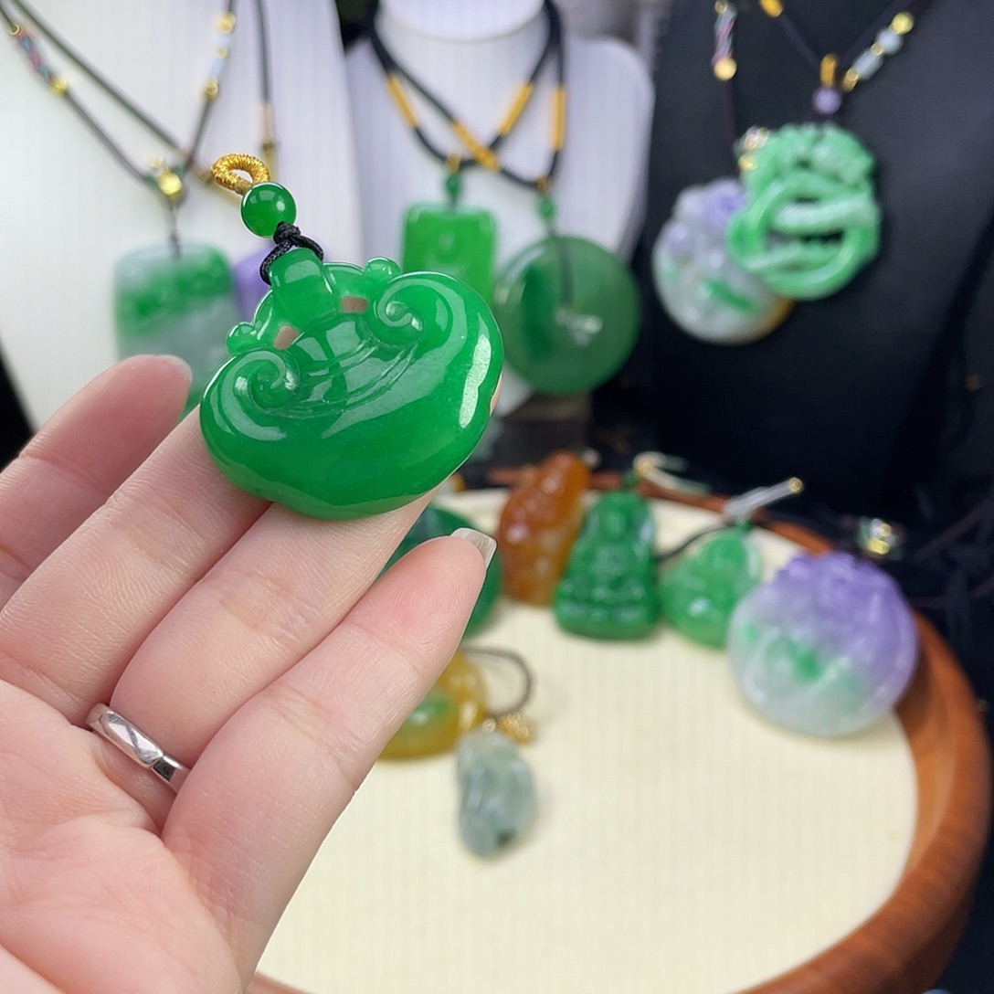 翡翠未镶嵌吊坠(赠链)