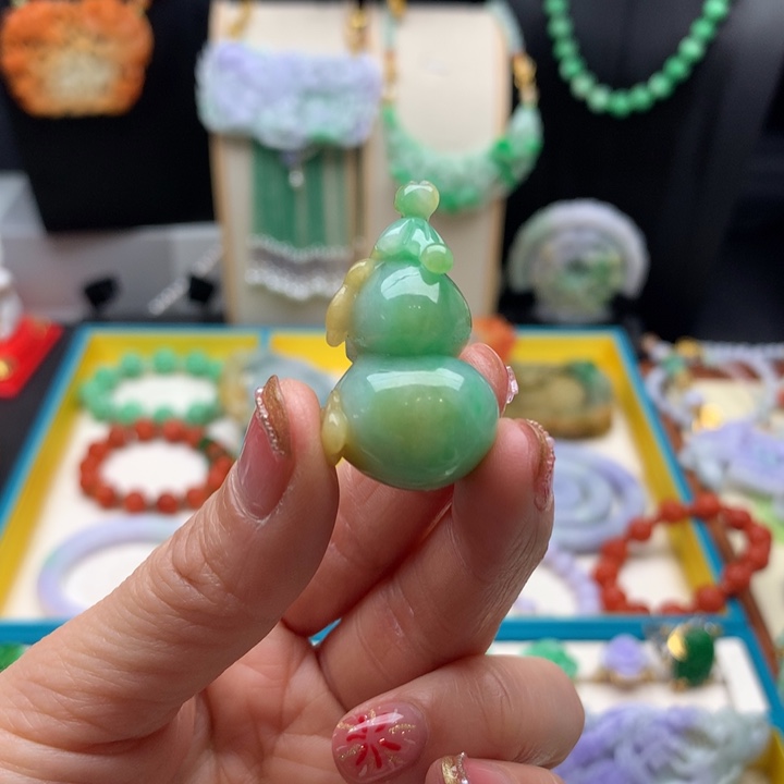 翡翠颈饰未镶嵌翡翠葫芦