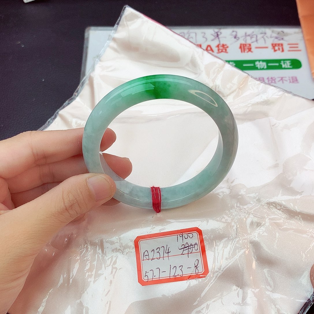 翡翠手镯未镶嵌翡翠