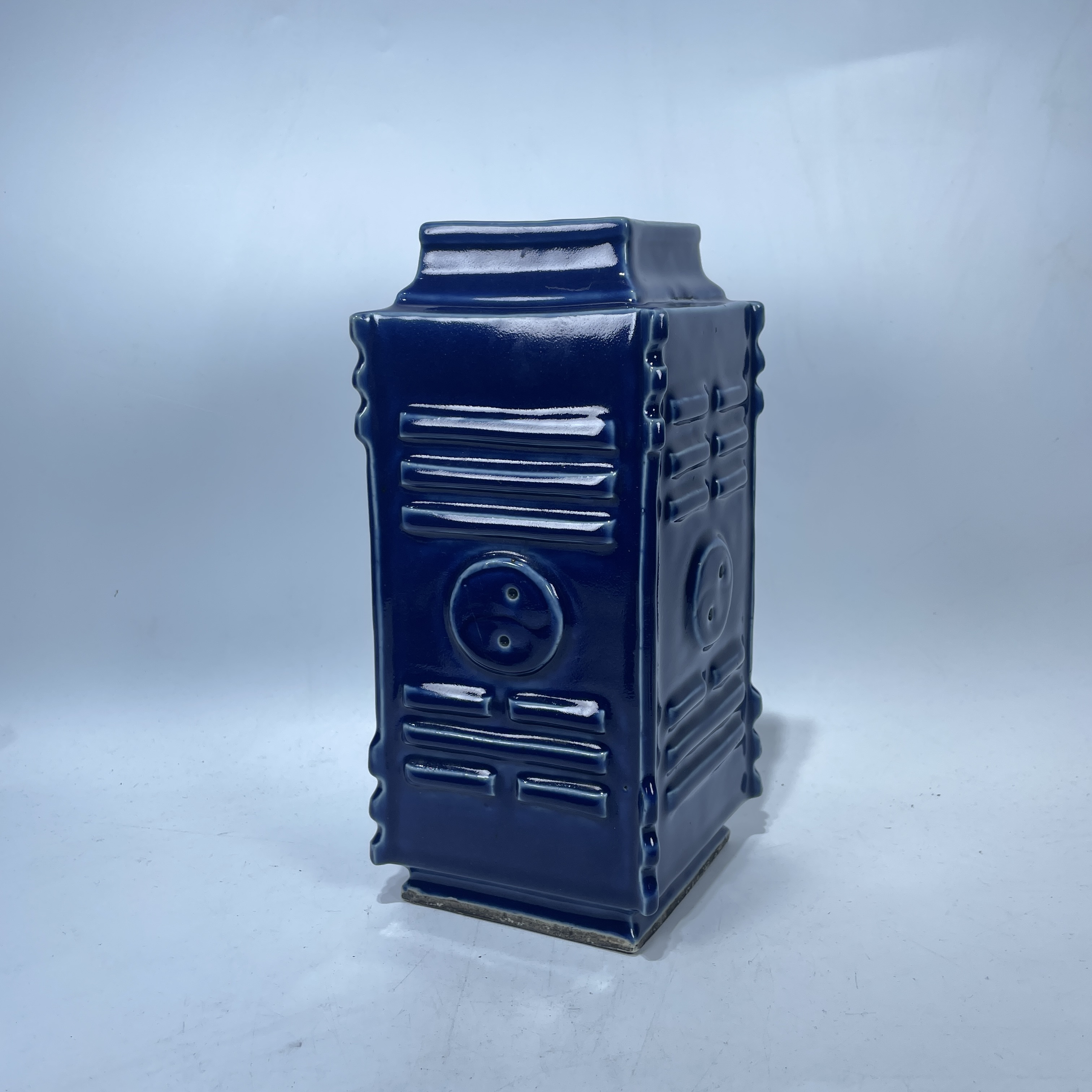 【晚清】宝石蓝釉八卦纹棕式瓶