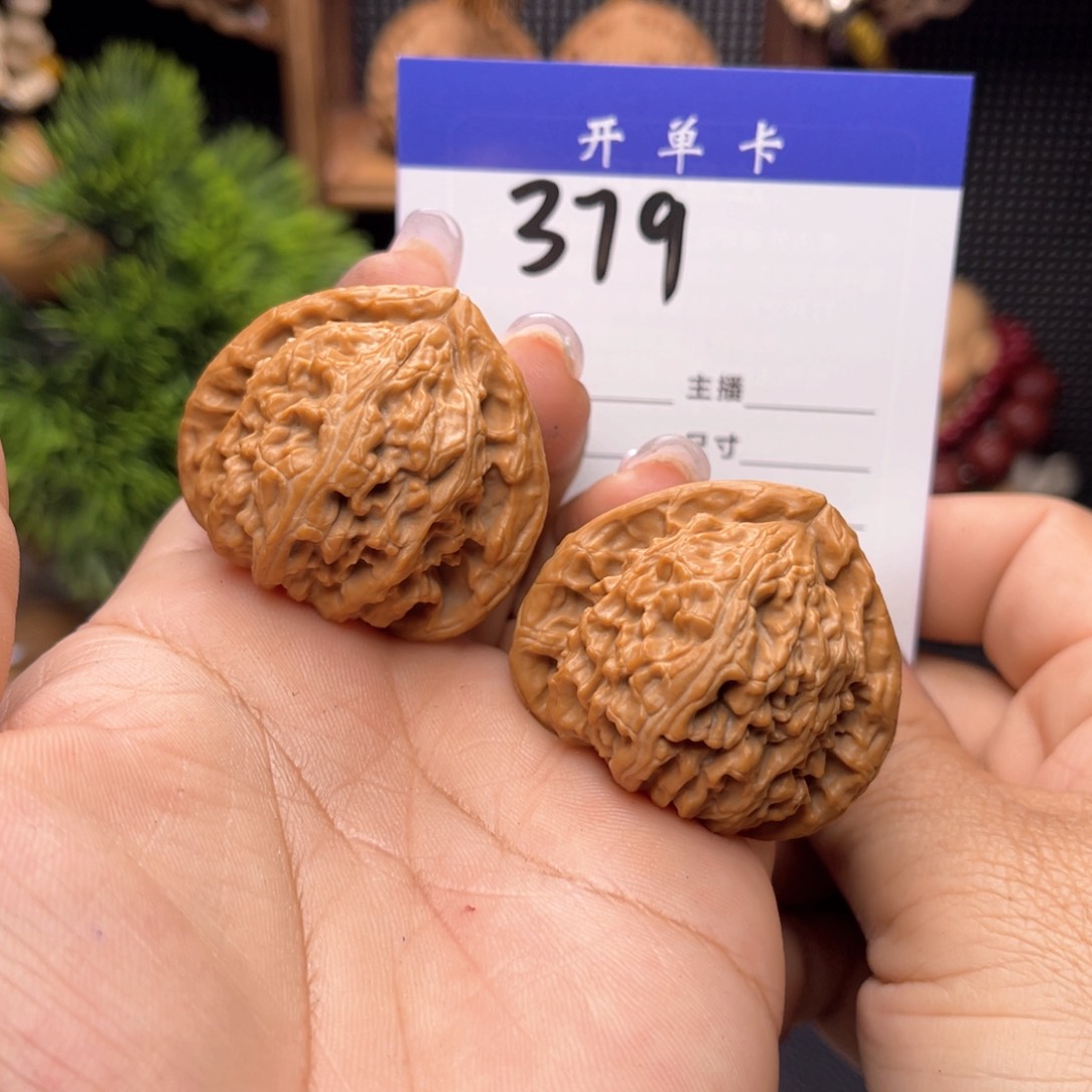 文玩核桃吊坠三角白。边39。肚36