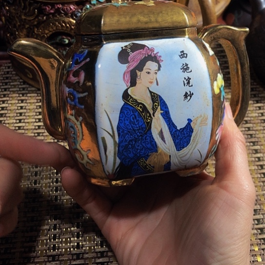 紫砂茶壶原矿泥料手工制作的紫砂壶。