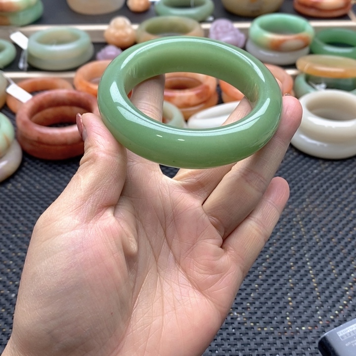 石英质玉手镯未镶嵌诗*