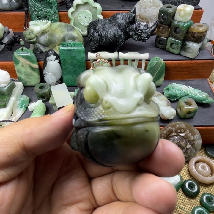 独山玉未镶嵌珠宝半成品有瑕疵