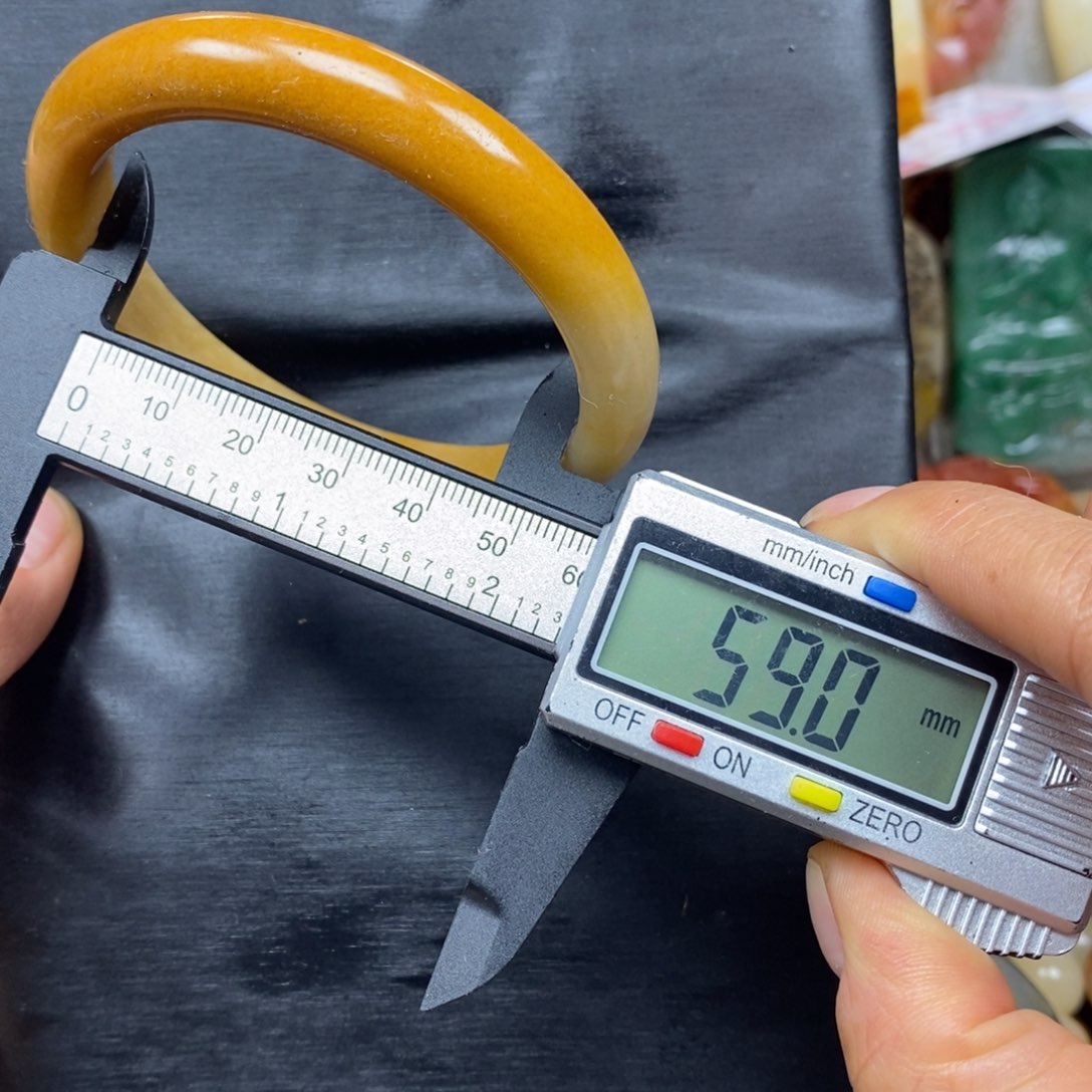 石英质玉（黄龙玉）颈饰未镶嵌