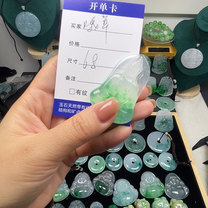 哦***章翡翠未镶嵌颈饰观音