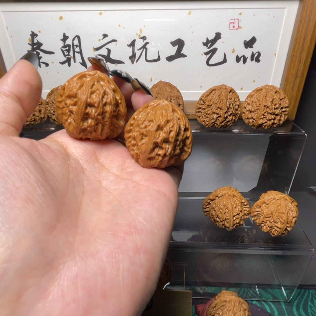 李***。文玩核桃吊坠三角白