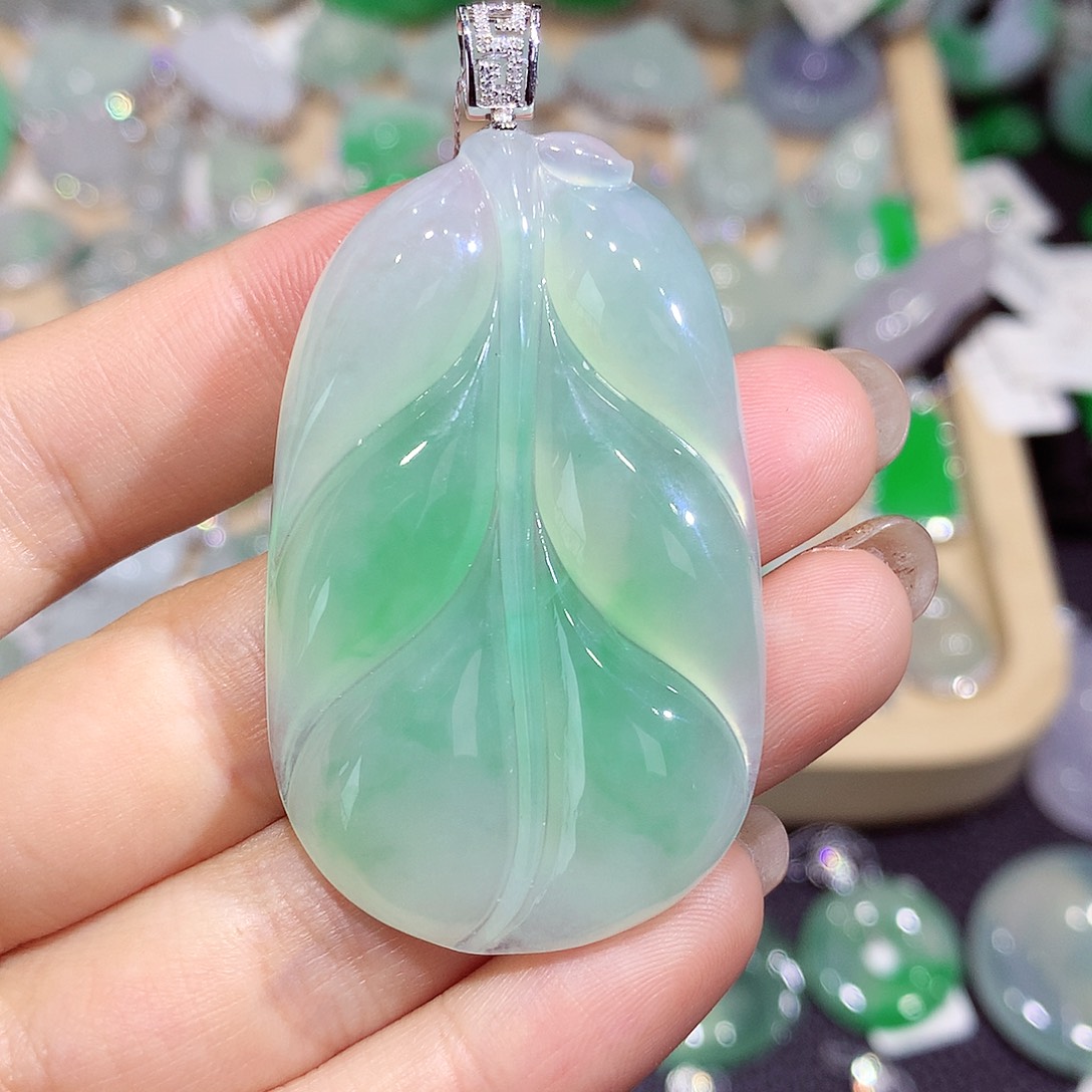 翡翠18K金镶嵌颈饰叶子