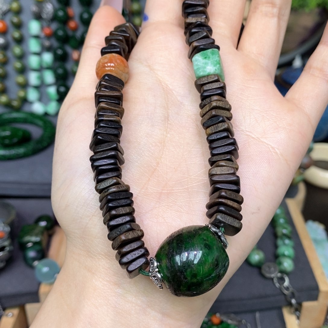 翡翠颈饰未镶嵌漂亮美眉