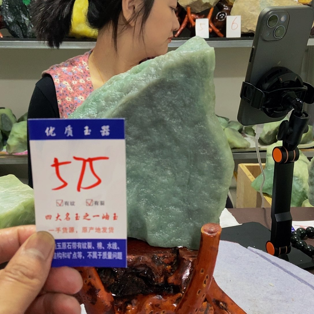 蛇纹石玉原石未镶嵌