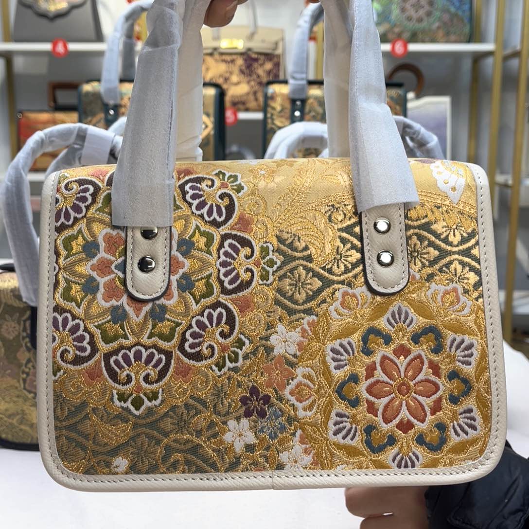 织绣高定风雨中的花朵，倔强又美丽。