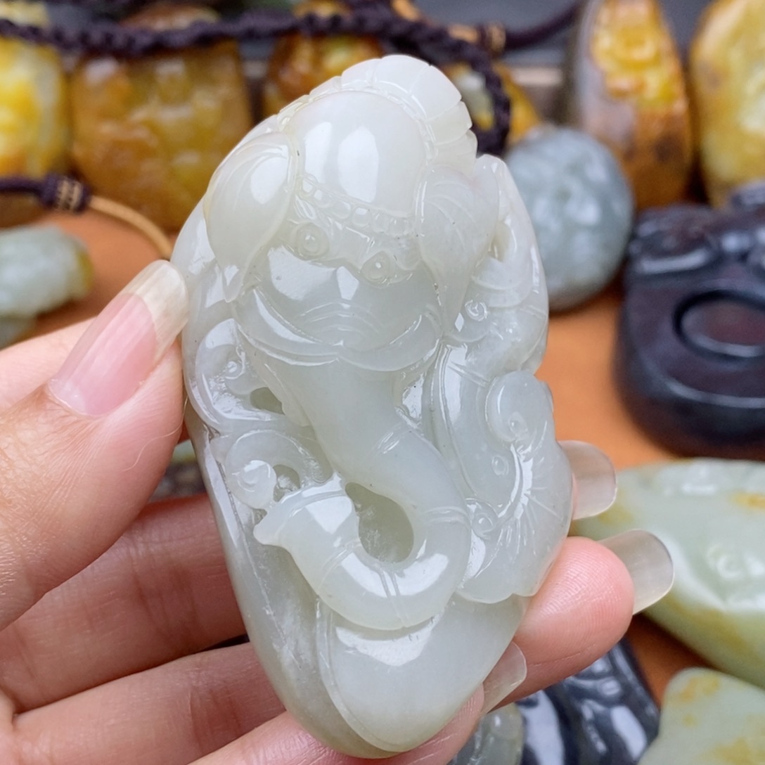 与***行和田玉未镶嵌颈饰