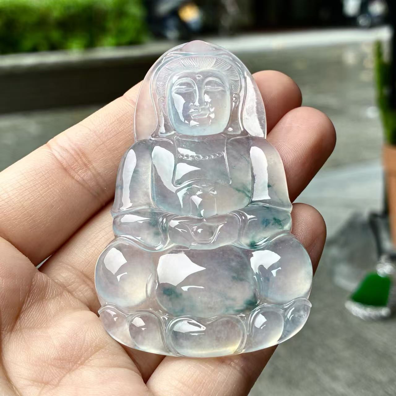天然a货缅甸翡翠自然光尺寸67.6/42/5.6，高冰飘蓝花正装观音吊坠