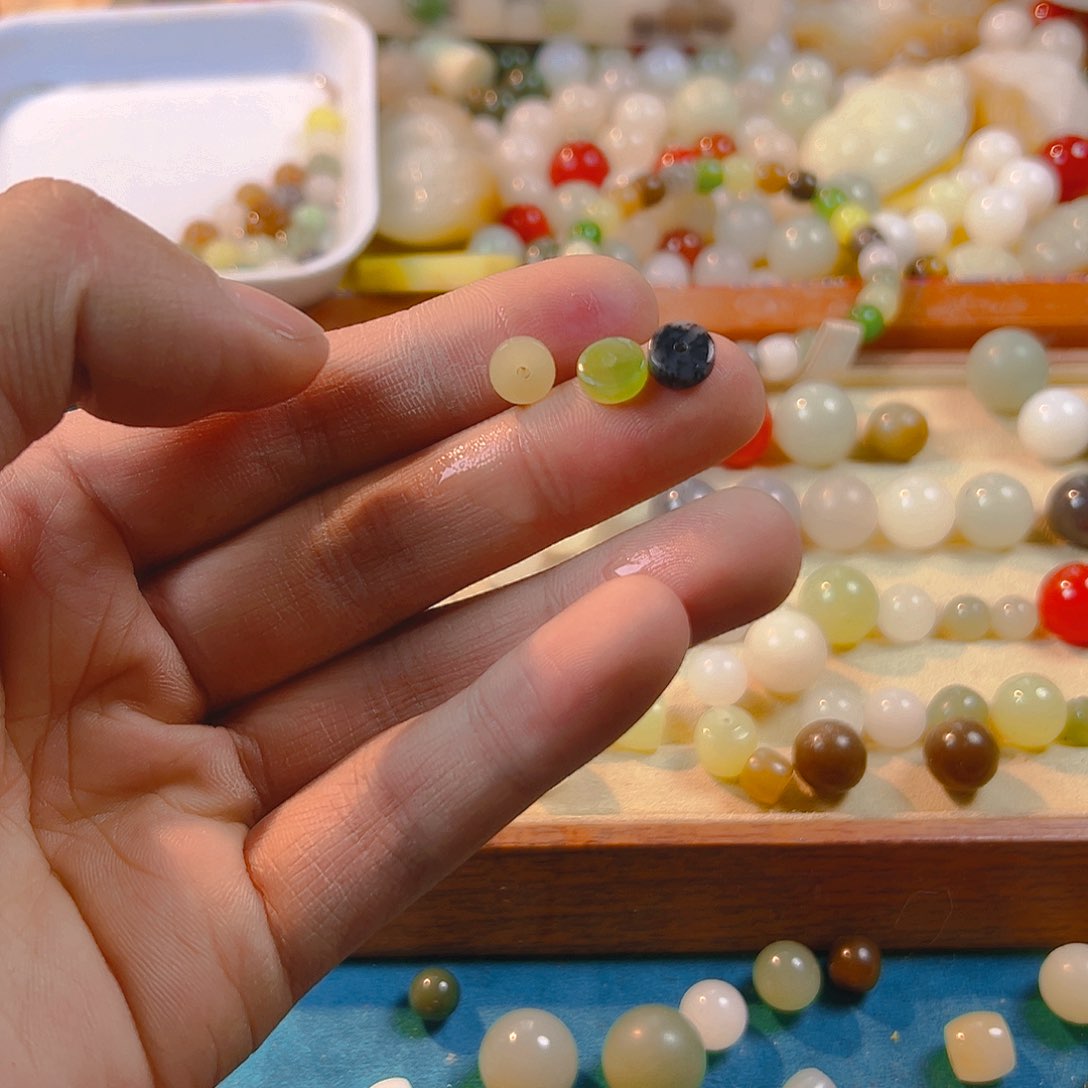 和田玉散珠有瑕疵未镶嵌