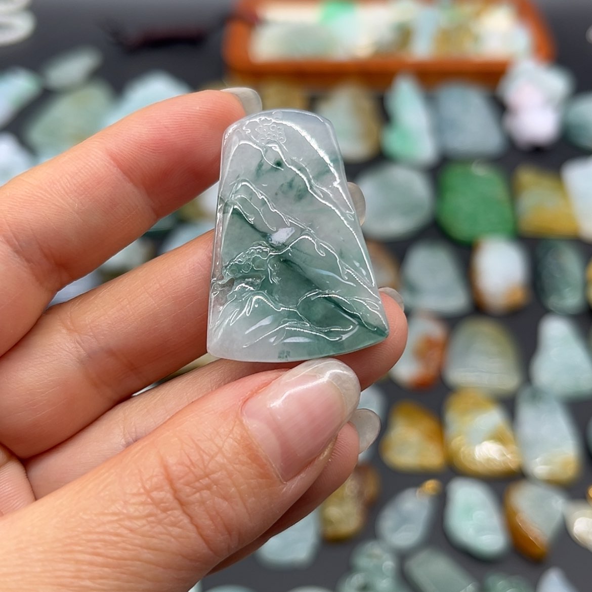 【闪购商品】翡翠颈饰未镶嵌山水