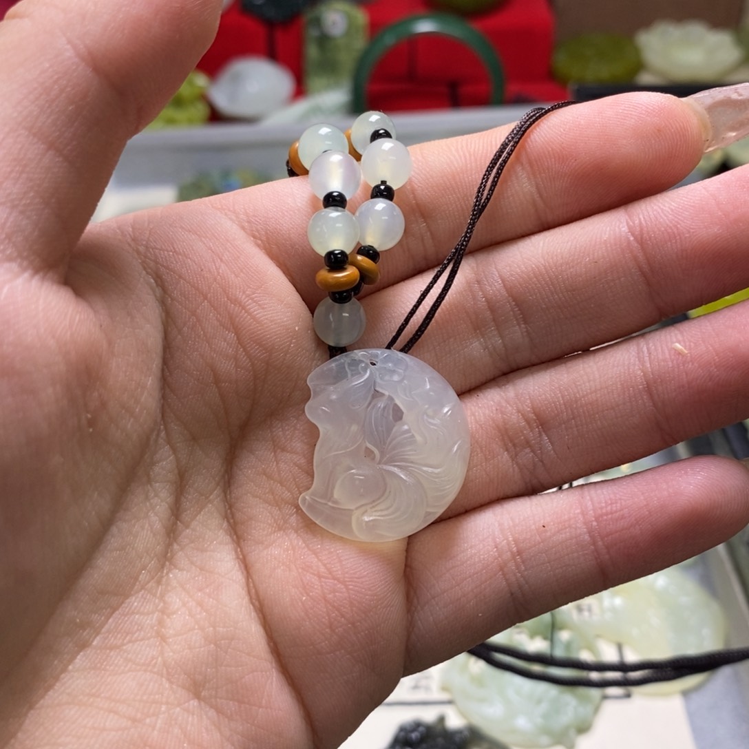 蛇纹石玉颈饰未镶嵌狐狸