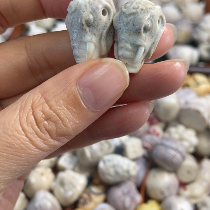 配饰鹿角雕刻一个出