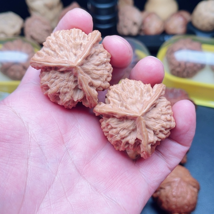 文玩核桃把件盘山三棱40×40×39