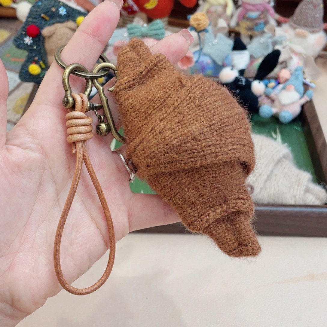 月***睡毛绒棒针耳机包牛角包