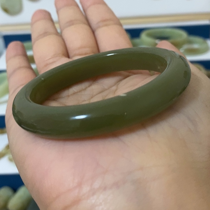 和田玉手镯未镶嵌