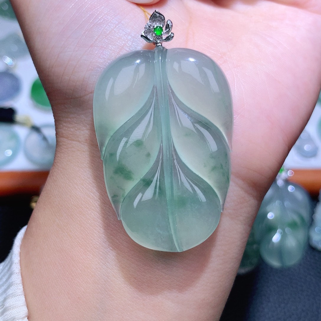 颈饰18K金镶嵌翡翠叶子