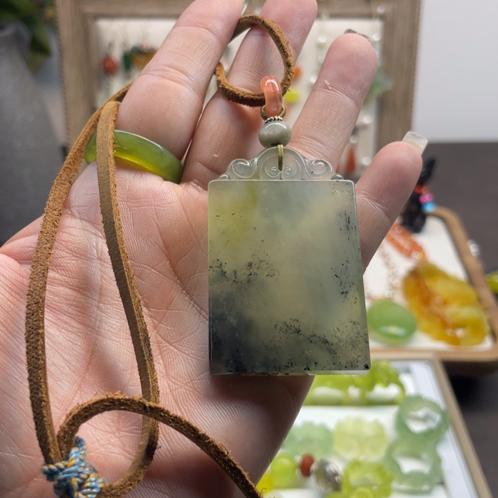 蛇纹石玉吊坠未镶嵌