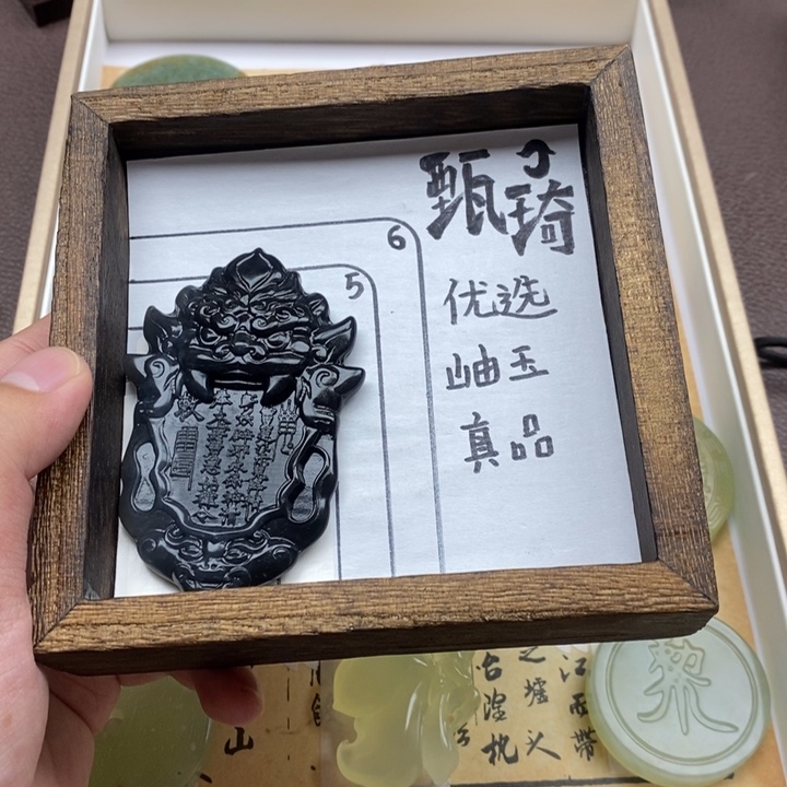 未镶嵌蛇纹石玉颈饰唯**闲