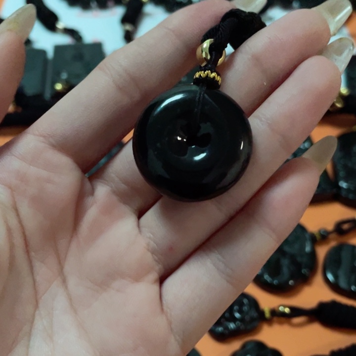 翡翠颈饰未镶嵌田**里