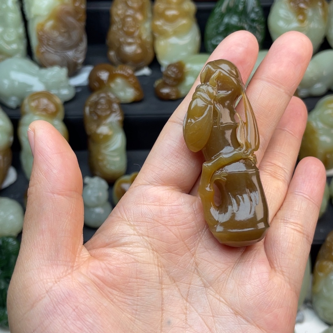 不***钱和田玉未镶嵌颈饰