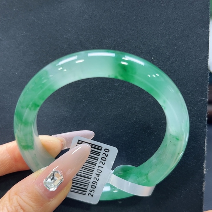 石英质玉（非洲翠）未镶嵌手镯