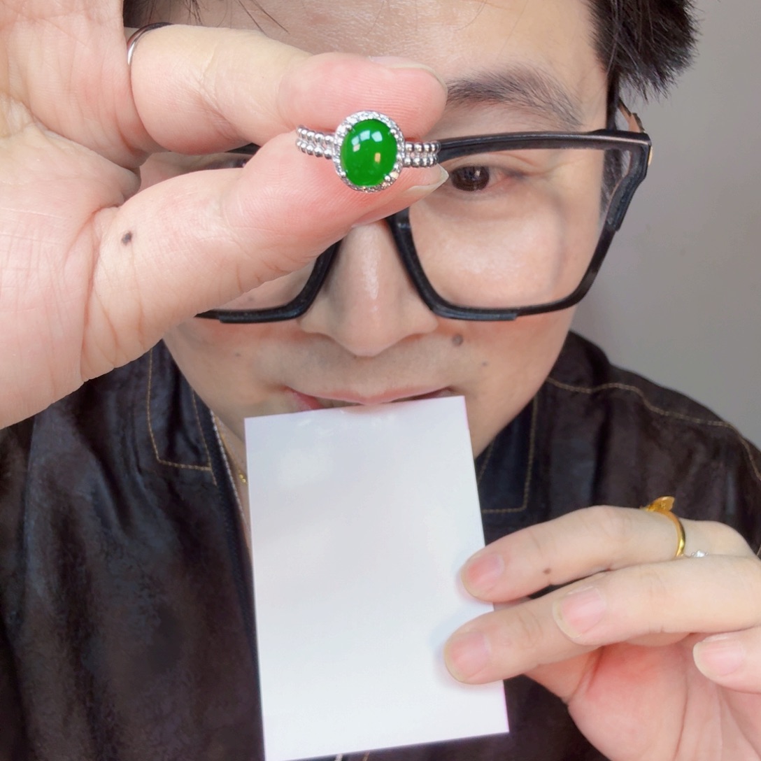 翡翠未镶嵌颈饰一件