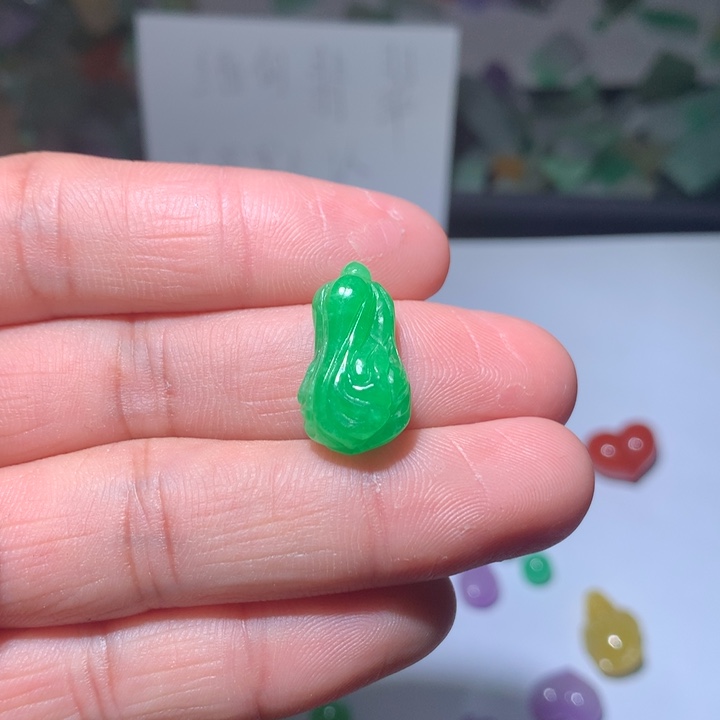 品***味翡翠未镶嵌颈饰挂件