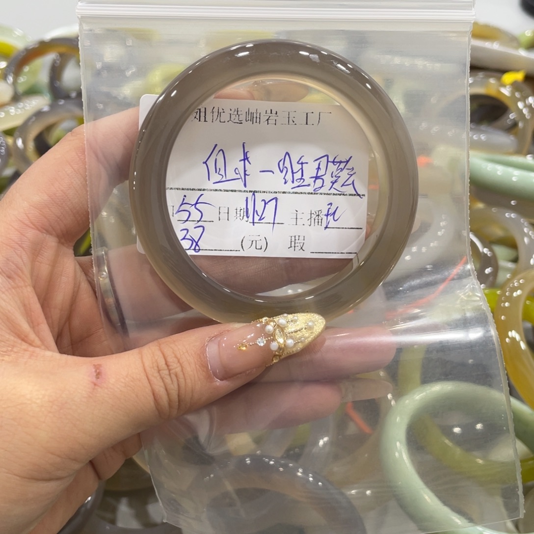 但***笑蛇纹石玉未镶嵌手镯