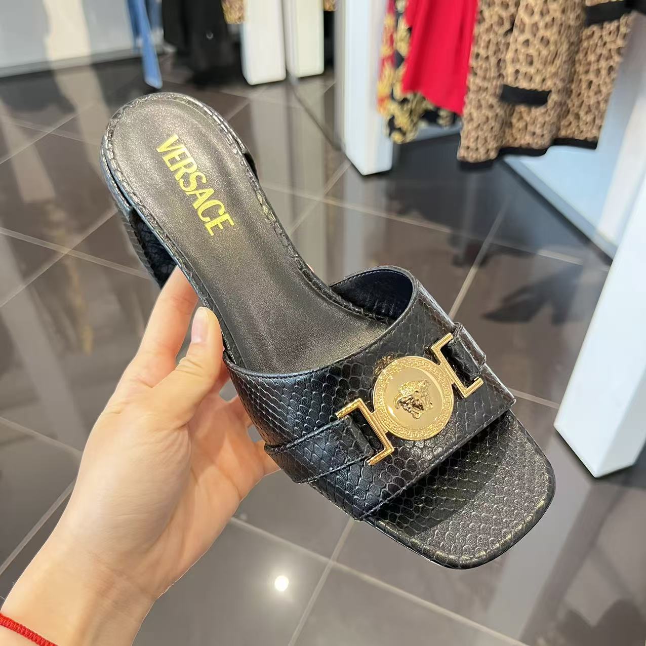 未使用 VERSACE/范思哲 女鞋凉鞋美杜莎金扣蛇纹粗跟凉拖女款黑色