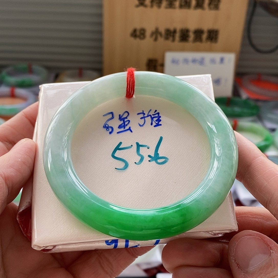 翡翠手镯未镶嵌么*哒手镯