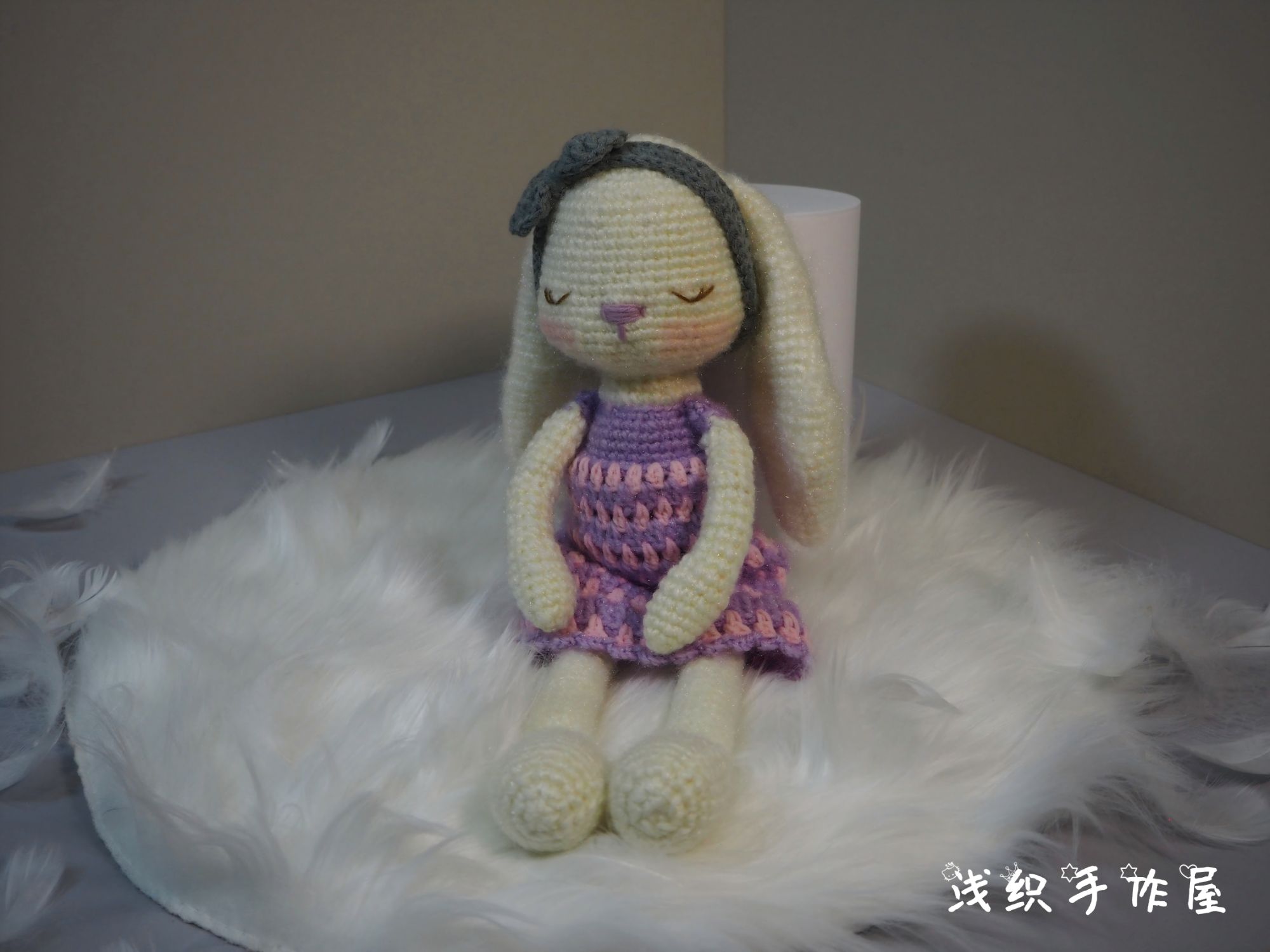 毛线钩织成品眯眼兔玩偶